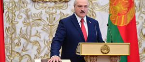 Mit der Hand auf der Verfassung erklärt sich Alexander Lukaschenko zum Präsidenten von Belarus.