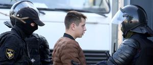 Ein Mann wird am Sonntag in Minsk von Uniformierte mit Sturmhauben festgenommen.