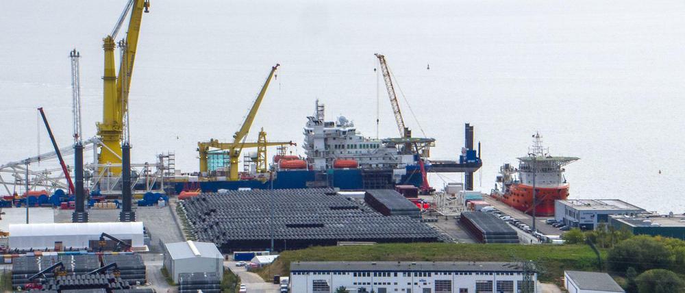 Das russische Verlegeschiff «Akademik Tscherski» liegt im Hafen Mukran auf der Insel Rügen fest.