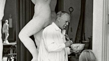 Im Atelier. Georg Kolbe mit Enkelin Maria von Tiesenhausen.