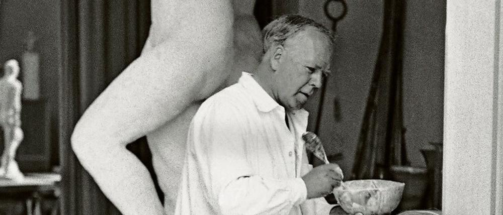 Im Atelier. Georg Kolbe mit Enkelin Maria von Tiesenhausen. 