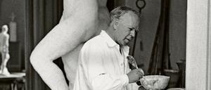 Im Atelier. Georg Kolbe mit Enkelin Maria von Tiesenhausen. 