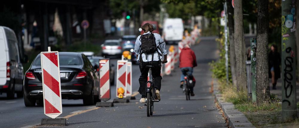 Radfahrer sind auf dem Pop-up-Radweg am Halleschen Ufer unterwegs. An der Hermannstraße ziehen sich die Planungen hin.