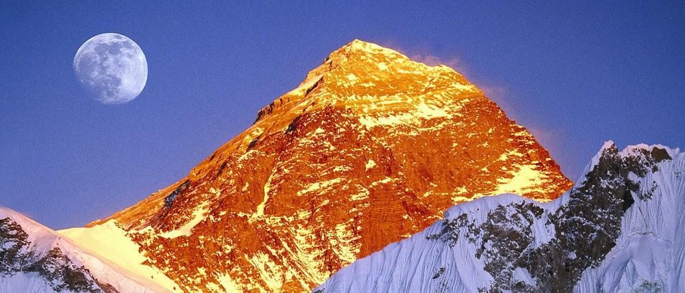 Näher mein Trabant zu dir. Abendstimmung am Mount Everest.