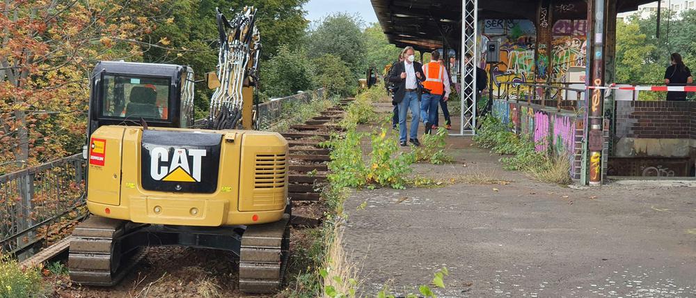 Los geht's: Bagger müssen den Viadukt der Siemensbahn freilegen.