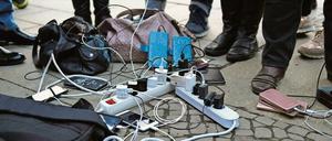 Beim 31-stündigen Stromausfall in Köpenick im Februar 2019 mussten Anwohner ihre Handys am Rathaus aufladen.