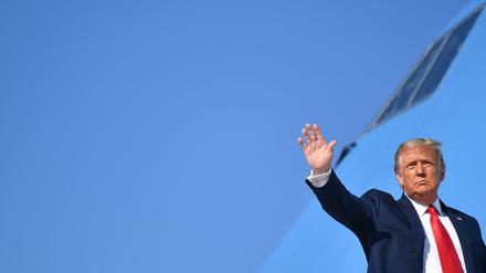Einmal noch winken und für den Abschied üben - US-Präsident Donald Trump