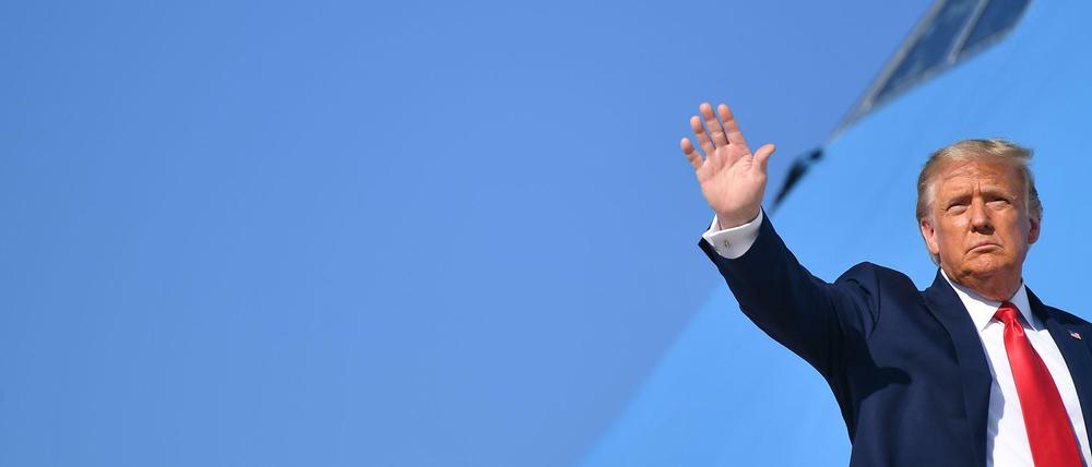 Einmal noch winken und für den Abschied üben - US-Präsident Donald Trump