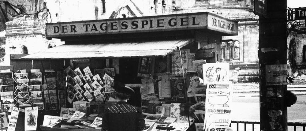 Dieses Foto von einem Zeitungskiosk an der zerstörten Gedächtniskirche entstand um 1948.