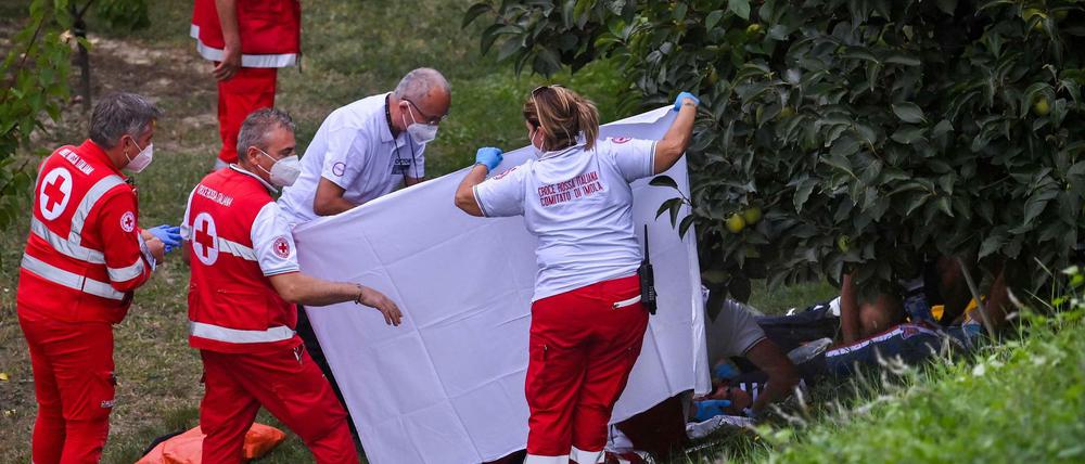 Sanitäter kümmern sich um die schwer verletzte Fahrerin.