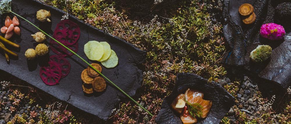 Elemente des Menüs, das koreanischer Ernährungslehren folgt: Sam Nester, eingelegtes Gemüse, scharfer Tofu und roher Lachs