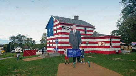 In dem rot-weiß-blauen Holzhaus in Latrobe können Trump-Fans Wahlkampfmaterial einsammeln – und registrierte Demokraten ihre Gesinnung wechseln. 