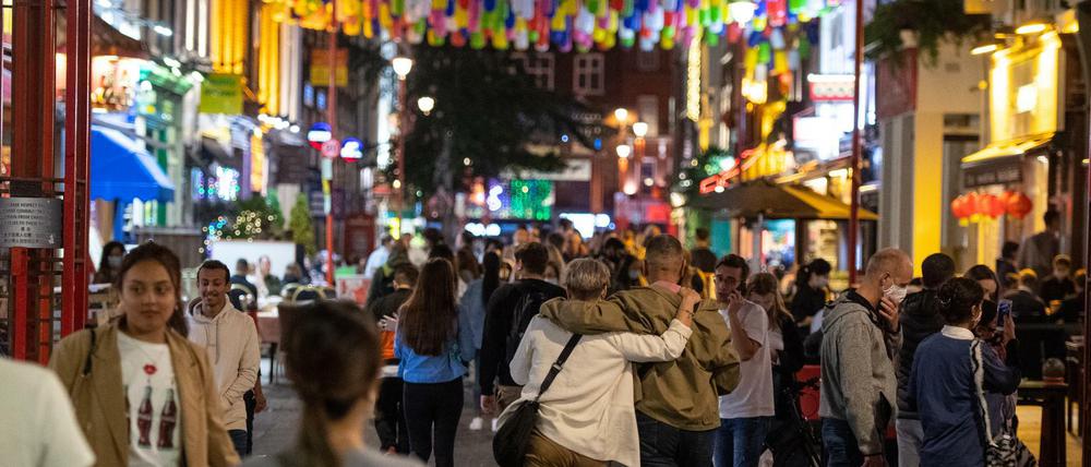 Die Londoner Regierung hat neue Beschränkungen beschlossen. Pubs müssen früher schließen.