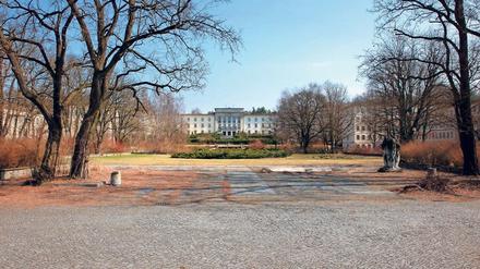 Campusanlage im stalinistischen Stil. Die „Freie Deutsche Jugend (FDJ)“ baute ihre Kaderschmiede in den 1950er Jahren zu einer monumentalen Anlage aus. Es entstand ein Neubaukomplex mit Gemeinschaftsgebäuden und Wohnheimen. Dazu gehörten eine Aula mit 600 Sitzplätzen, zwei Speisesäle und mehrere Schlaf- und Wohngebäude. 