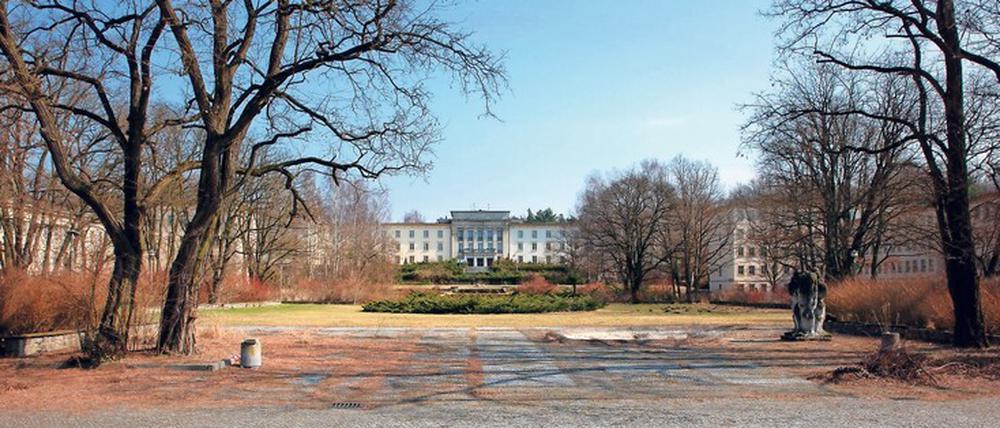 Campusanlage im stalinistischen Stil. Die „Freie Deutsche Jugend (FDJ)“ baute ihre Kaderschmiede in den 1950er Jahren zu einer monumentalen Anlage aus. Es entstand ein Neubaukomplex mit Gemeinschaftsgebäuden und Wohnheimen. Dazu gehörten eine Aula mit 600 Sitzplätzen, zwei Speisesäle und mehrere Schlaf- und Wohngebäude.