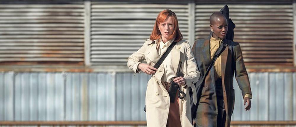 Noch befinden sich die Gewehre auf dem Rücken: Rose (Florence Kasumba, rechts) und Brigitte (Lavinia Wilson) wurden auf Lenora Rauch alias Maria Schrader angesetzt. 