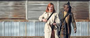 Noch befinden sich die Gewehre auf dem Rücken: Rose (Florence Kasumba, rechts) und Brigitte (Lavinia Wilson) wurden auf Lenora Rauch alias Maria Schrader angesetzt. 