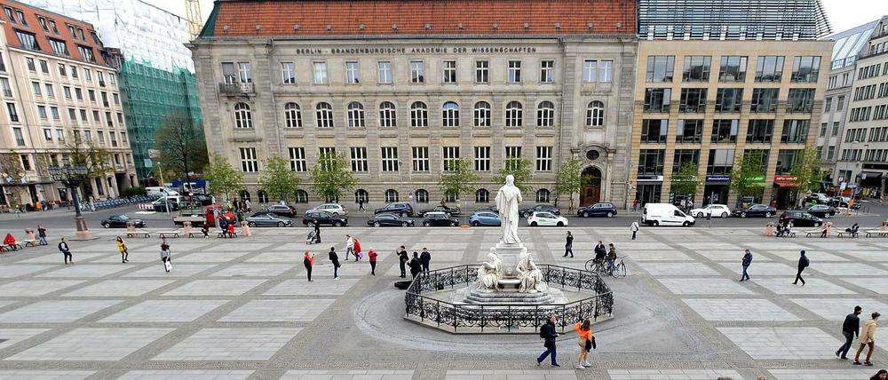 Blick auf die Berliner Akademie von der Treppe des Konzerthauses am Gendarmenmarkt.
