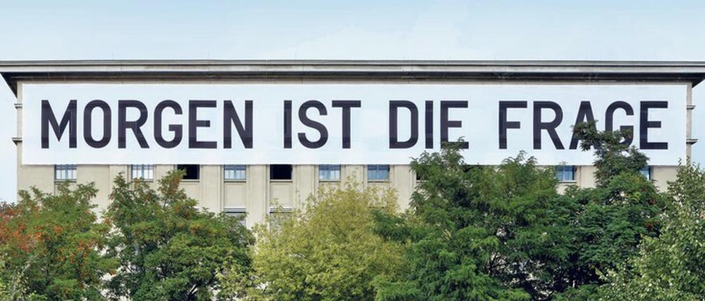 Das Banner des thailändischen Künstlers Rirkrit Tiravanija setzt das Motto für die Ausstellung im Berghain.
