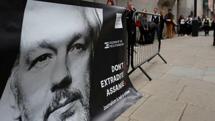 Am zentralen Gerichtshof in London hängt ein Transparent mit einer Abbildung des WikiLeaks-Gründers Assange.