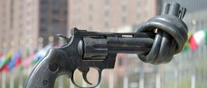 Die UN sind dem Frieden verpflichtet - und dauernd im Streit. Dazu passt die Plastik vor ihrem Hauptgebäude in New York. 