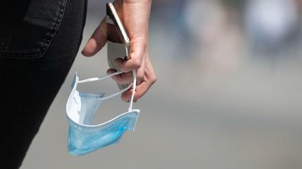 Der Mund-Nase-Schutz soll auch bei Immunität weiter getragen werden.