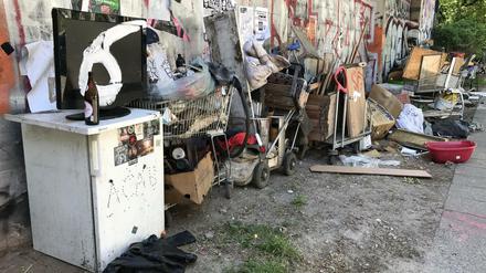 Illegal entsorgter Sperrmüll in der Köpenicker Straße in Berlin.