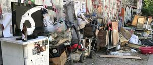 Illegal entsorgter Sperrmüll in der Köpenicker Straße in Berlin.