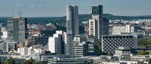 Blauer Himmel ist über dem Hochhaus «Zoofenster» (r) und dem Upper West Tower zu sehen. 