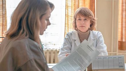 Verrat am Patienten. Dr. Sigurd (Corinna Harfouch, rechts) klärt Marie Glaser (Felicitas Woll) über die Nebenwirkungen der Medikamente ihrer Tochter auf.