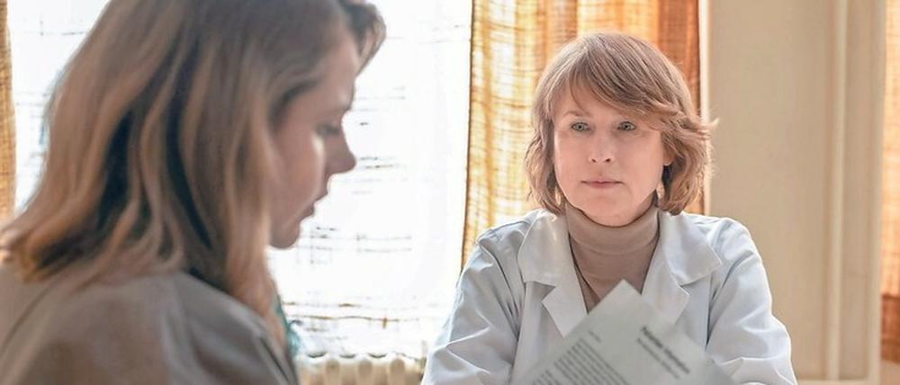 Verrat am Patienten. Dr. Sigurd (Corinna Harfouch, rechts) klärt Marie Glaser (Felicitas Woll) über die Nebenwirkungen der Medikamente ihrer Tochter auf.