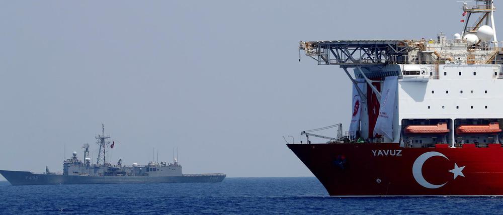 Das türkische Bohrschiff "Yavuz" fährt in der Nähe von Zypern durch das Mittelmeer (Archivbild).