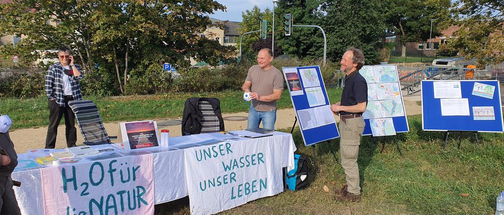 Proteste vor der Stadthalle in Erkner. Die Bürgerinitiative Grünheide befürchtet, dass Tesla der Region das Wasser abgräbt.