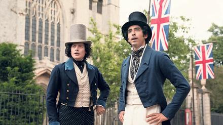 Der gutmütige David Copperfield (Dev Patel, re.) wird von seinem besten Freund Steerforth (Aneurin Barnard) hintergangen.