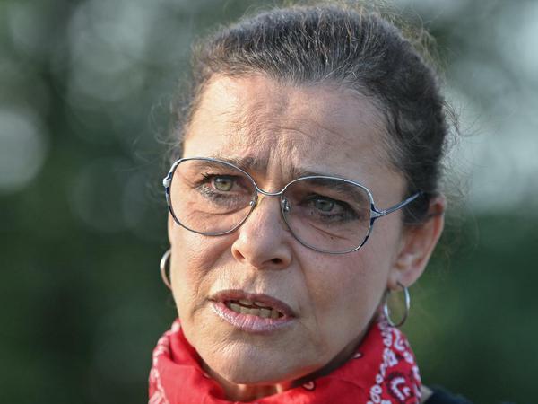 Auch Julia Neigel, vor allem als Musikerin bekannt, nimmt an der Anhörung teil.