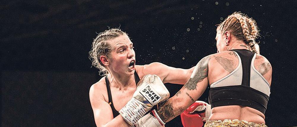 Treffsicherer Teenager. Sophie Alisch (links) im von ihr noch mit 17 Jahren gewonnenen vierten Kampf als Profi gegen Vanessa Caballero im Vorjahr. 