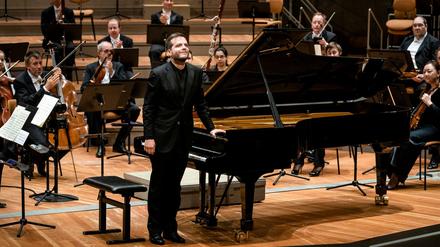 Francesco Piemontesi beim Applaus in der Philharmonie.