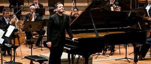 Francesco Piemontesi beim Applaus in der Philharmonie.