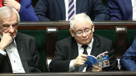 Erklärter Katzenfreund: PiS-Chef Jaroslaw Kaczynski blättert im Parlament in einem Katzenbuch.