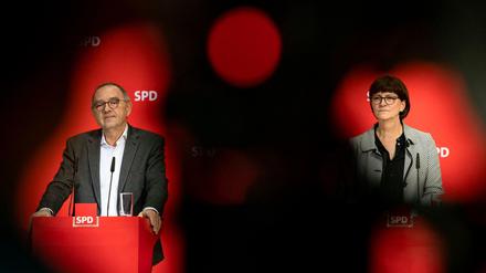 Blicken mit Sorgen nach NRW: Die SPD-Chefs Norbert Walter-Borjans und Saskia Esken 