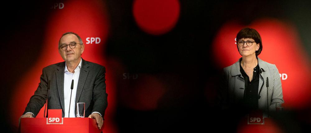 Blicken mit Sorgen nach NRW: Die SPD-Chefs Norbert Walter-Borjans und Saskia Esken