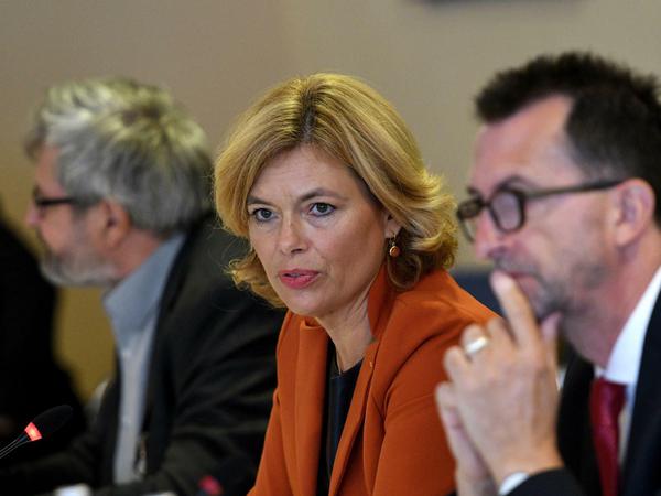 Bundesagrarministerin Julia Klöckner (CDU), links Brandenburgs Ressortchef Axel Vogel (Grüne), rechts sein saarländischer Kollege Reinhold Jost (SPD).
