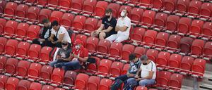 Ein paar wenige Bayern-Fans nahmen die Reise nach Budapest auf sich.