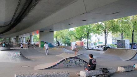 Blick auf eine Skateanlage in Charlottenburg-Wilmersdorf unter der Autobahn am Heidelberger Platz.