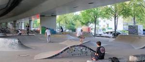 Blick auf eine Skateanlage in Charlottenburg-Wilmersdorf unter der Autobahn am Heidelberger Platz.