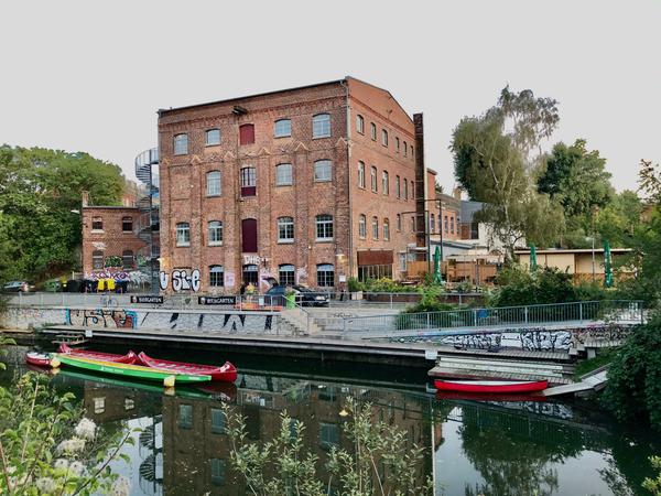 Zum Ausruhen. Ein Biergarten am Karl-Heine-Kanal.