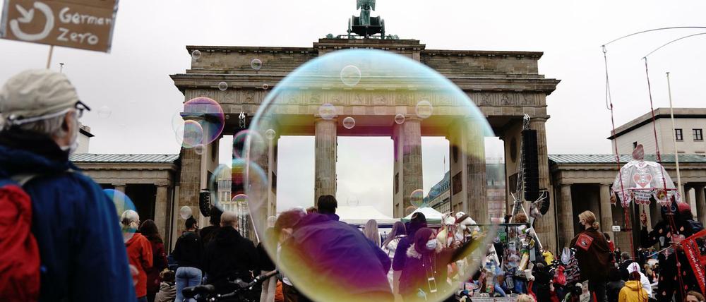 Die "Fridays for Future"-Bewegung ist am Freitag erstmals wieder auf die Straße gegangen, in Berlin am Brandenburger Tor und in vielen anderen Städten.