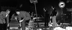 Ein Sarg wird am 26.09.1980 vom verwüsteten Tatort beim Oktoberfest in München fortgetragen. 