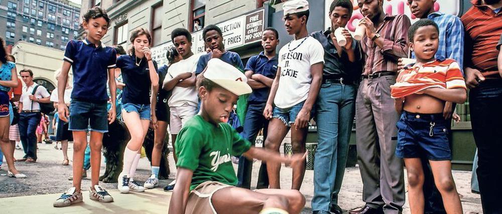 Die Fotos von Martha Cooper (hier: „B-Boys breaking on cardboard, Upper West Side, NYC, 1982“) sind ab 2. Oktober im Urban Nation – Museum for Urban Contemporary Art (Bülowstraße 7) zu sehen. 