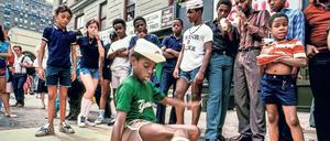 Die Fotos von Martha Cooper (hier: „B-Boys breaking on cardboard, Upper West Side, NYC, 1982“) sind ab 2. Oktober im Urban Nation – Museum for Urban Contemporary Art (Bülowstraße 7) zu sehen. 